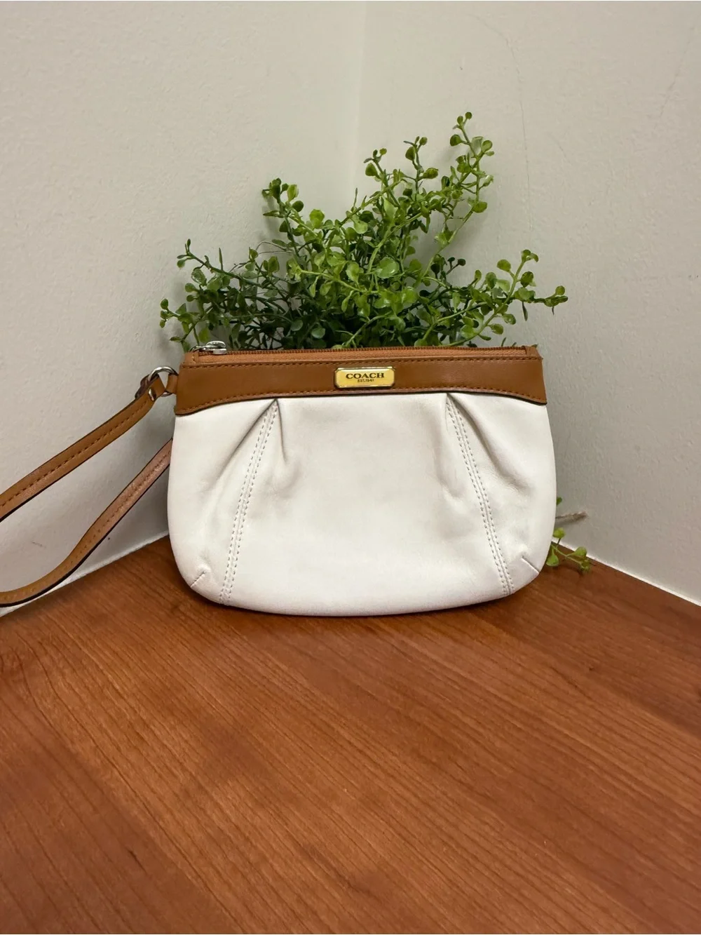 COACH SoHo Y2K White Leather Wristlet with Tan Trim EUC